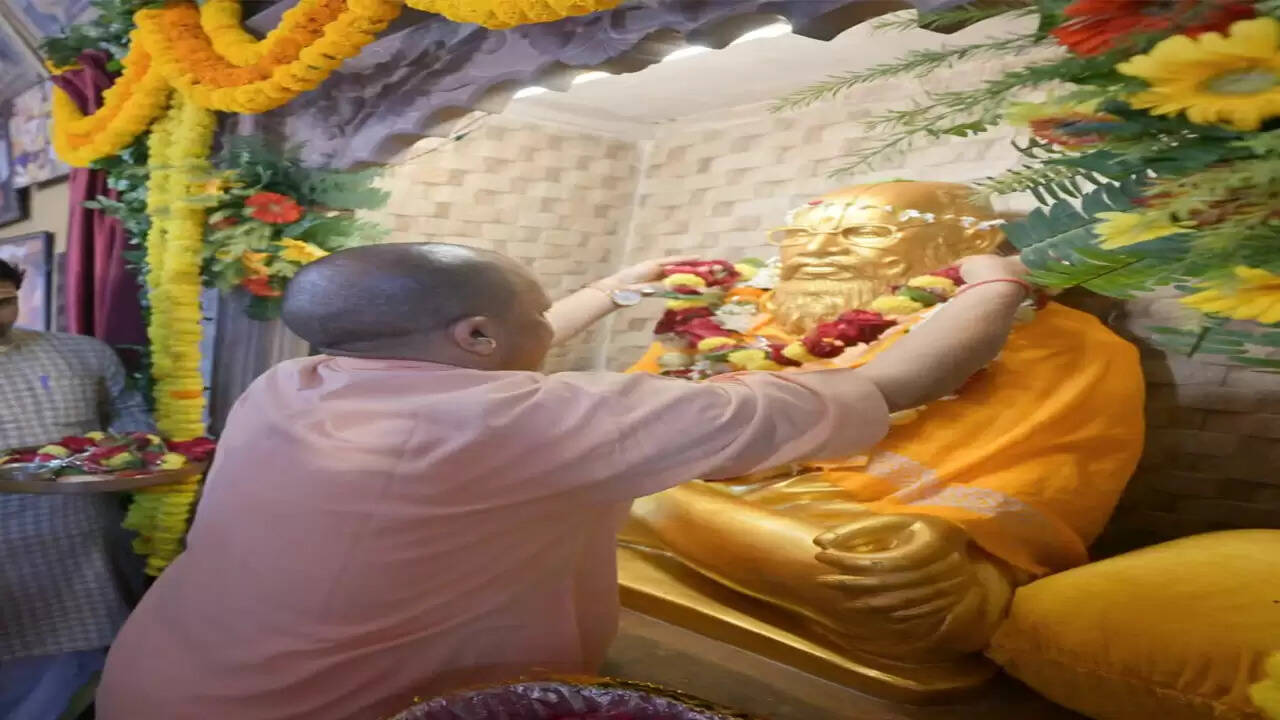 cm-yogi-varanasi-visit-banaras-station-pm-modi-program