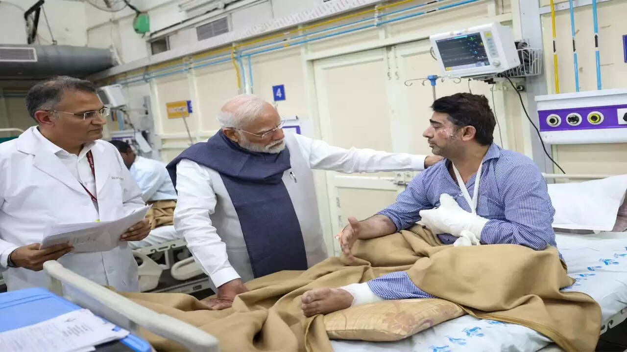 pm-modi-visits-lnjp-hospital-meets-delhi-blast-victims