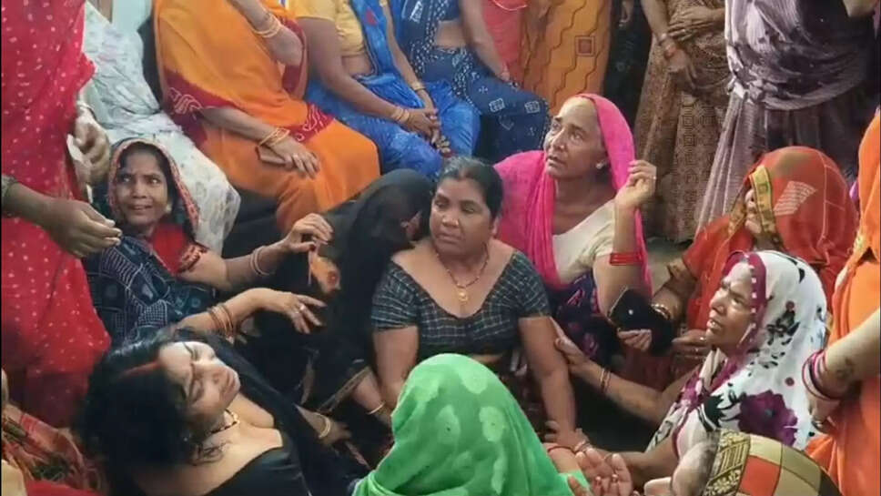 हत्या के बाद रोते बिलखते परिजन