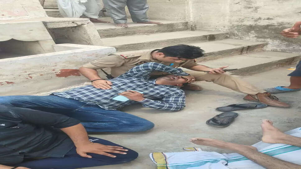 पिता को संभालते चौकी प्रभारी लाटभैरव 