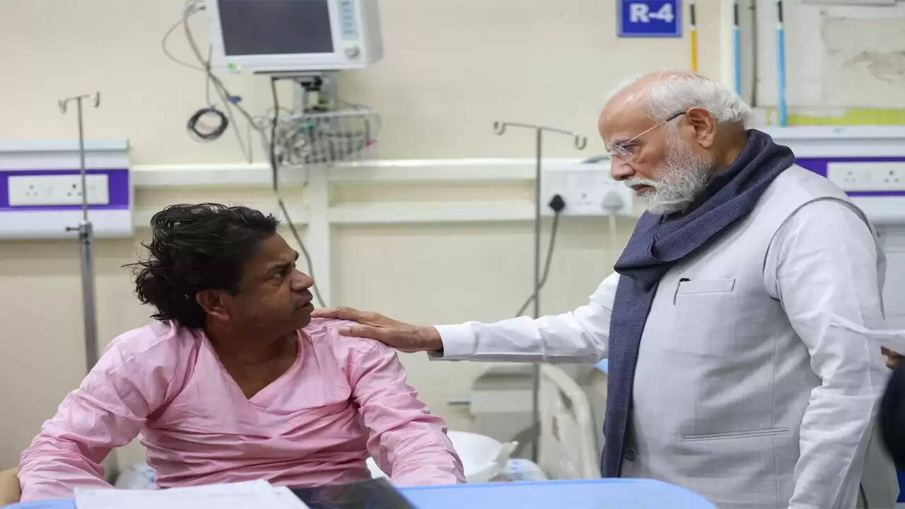 pm-modi-visits-lnjp-hospital-meets-delhi-blast-victims