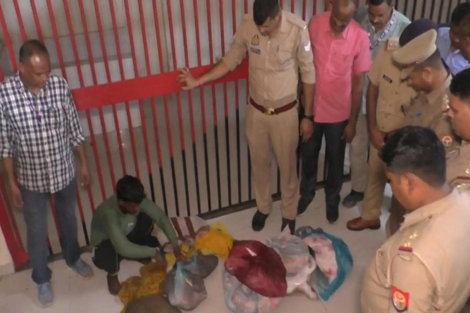 वाराणसी: शिवपुर रेलवे स्टेशन पर 12 लाख रुपये के दुर्लभ कछुओं संग तस्कर गिरफ्तार