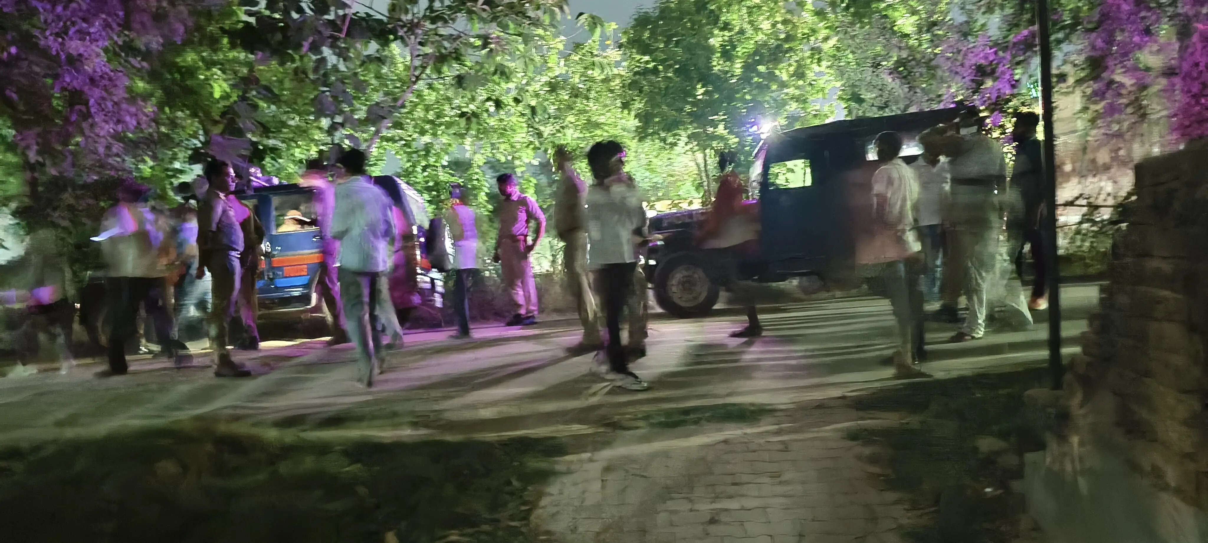 पुलिस और ग्रामीण