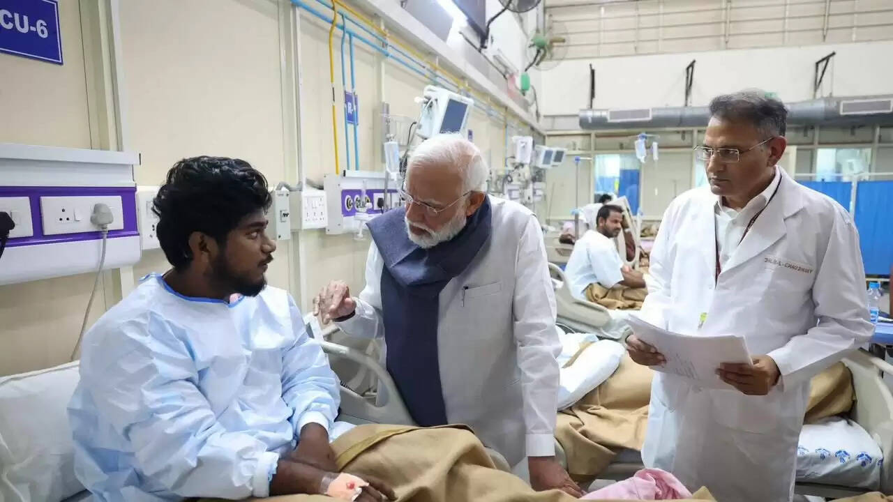 pm-modi-visits-lnjp-hospital-meets-delhi-blast-victims
