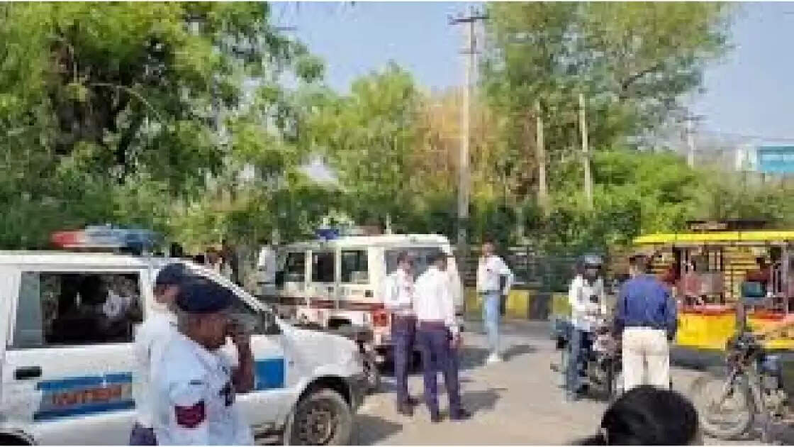 dhamki a
