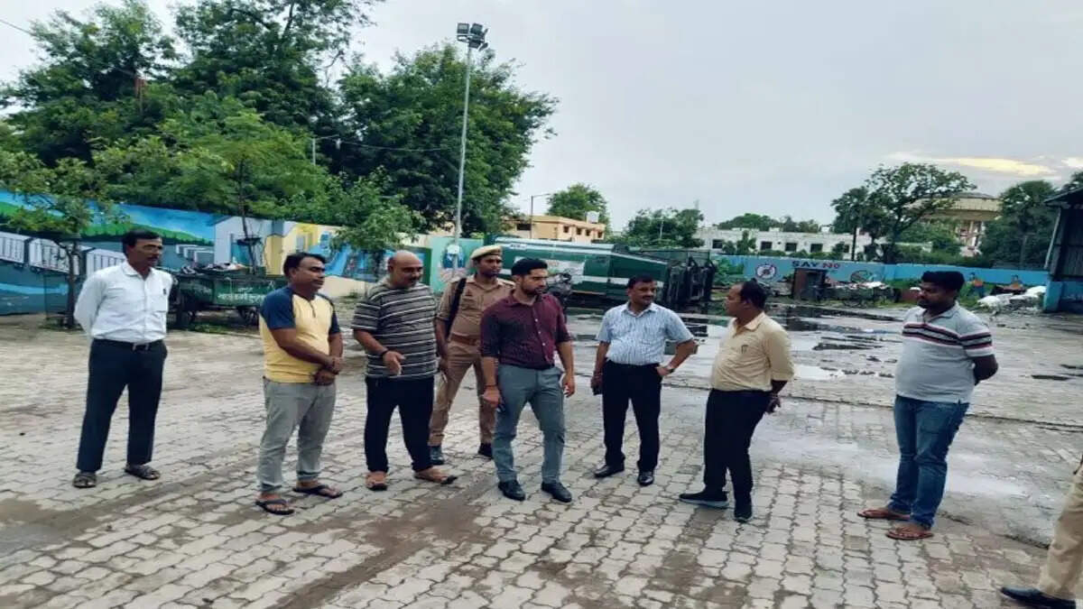 वाराणसी: शिवपुर स्वास्थ्य केंद्र का निरीक्षण करने पहुंचे नगर आयुक्त