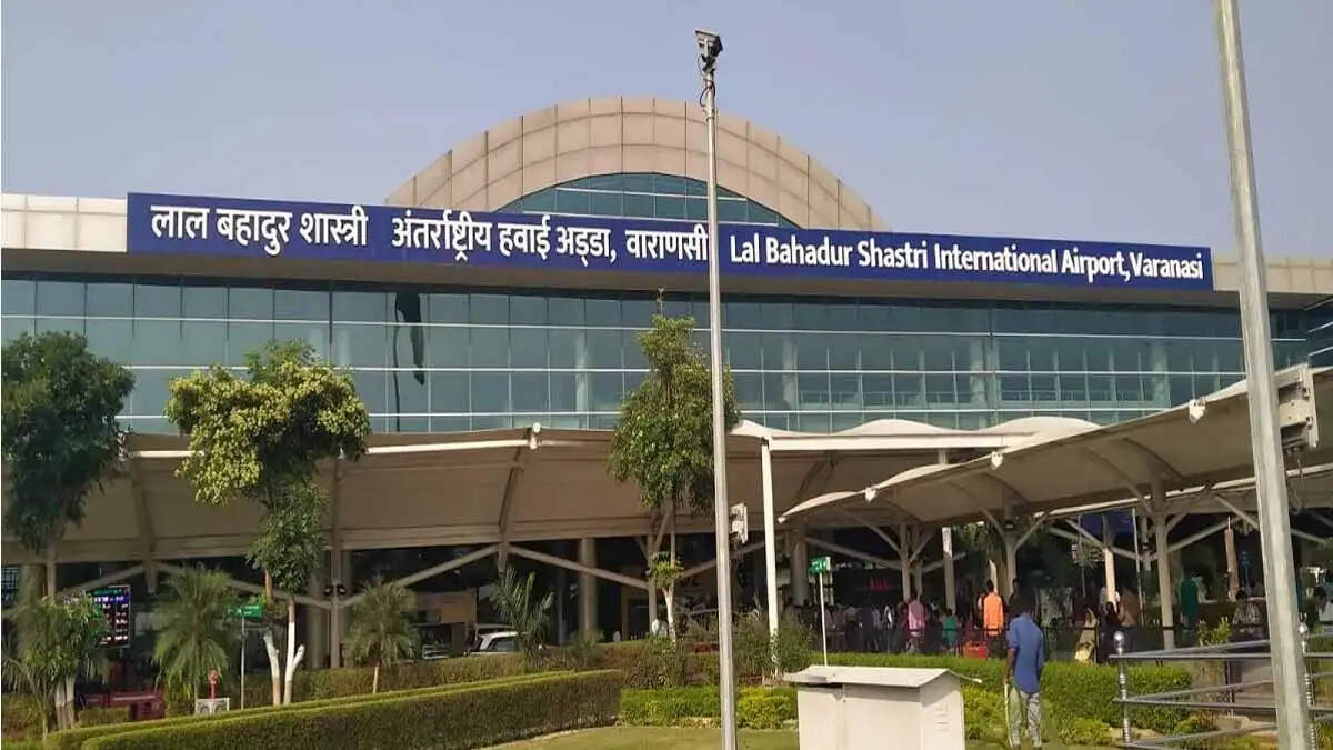 वाराणसी एयरपोर्ट: रनवे पर डेब्रिस मिलने से मचा हड़कंप, 2 घंटे ठप रहा विमानों का संचालन; कई उड़ानें डायवर्ट