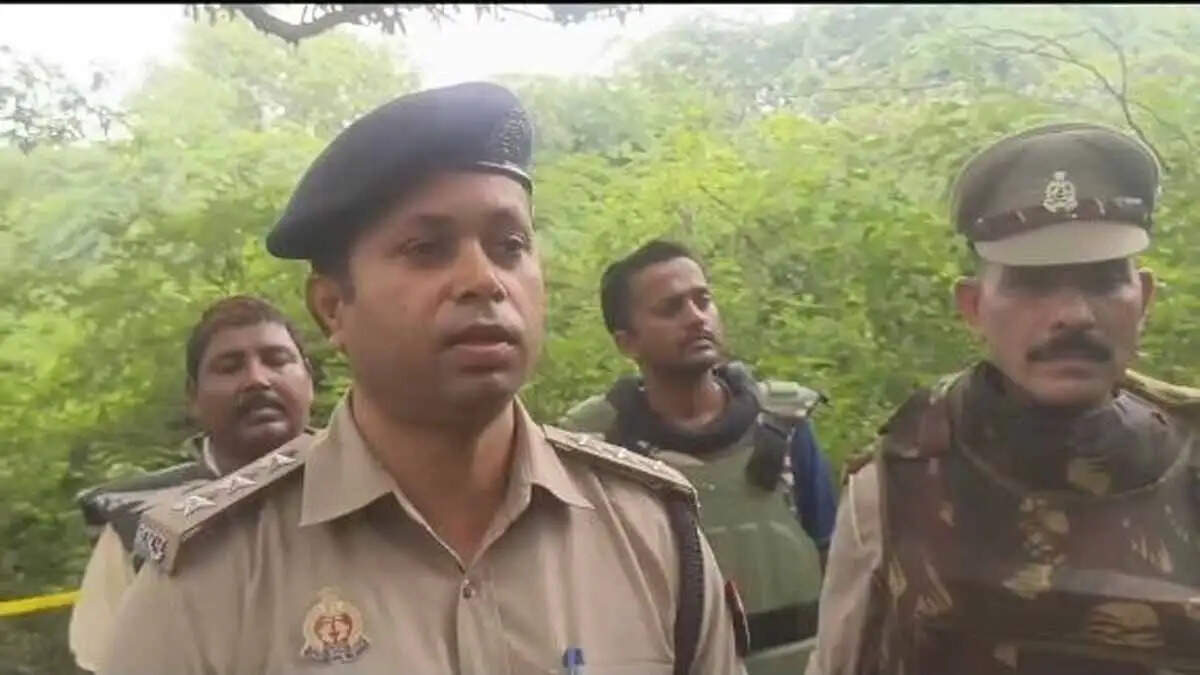 Varanasi: विश्व सुंदरी पुल के पास पुलिस और गोतस्कर की मुठभेड़, पैर में गोली लगने से बिहार का बदमाश एजाज गिरफ्तार
