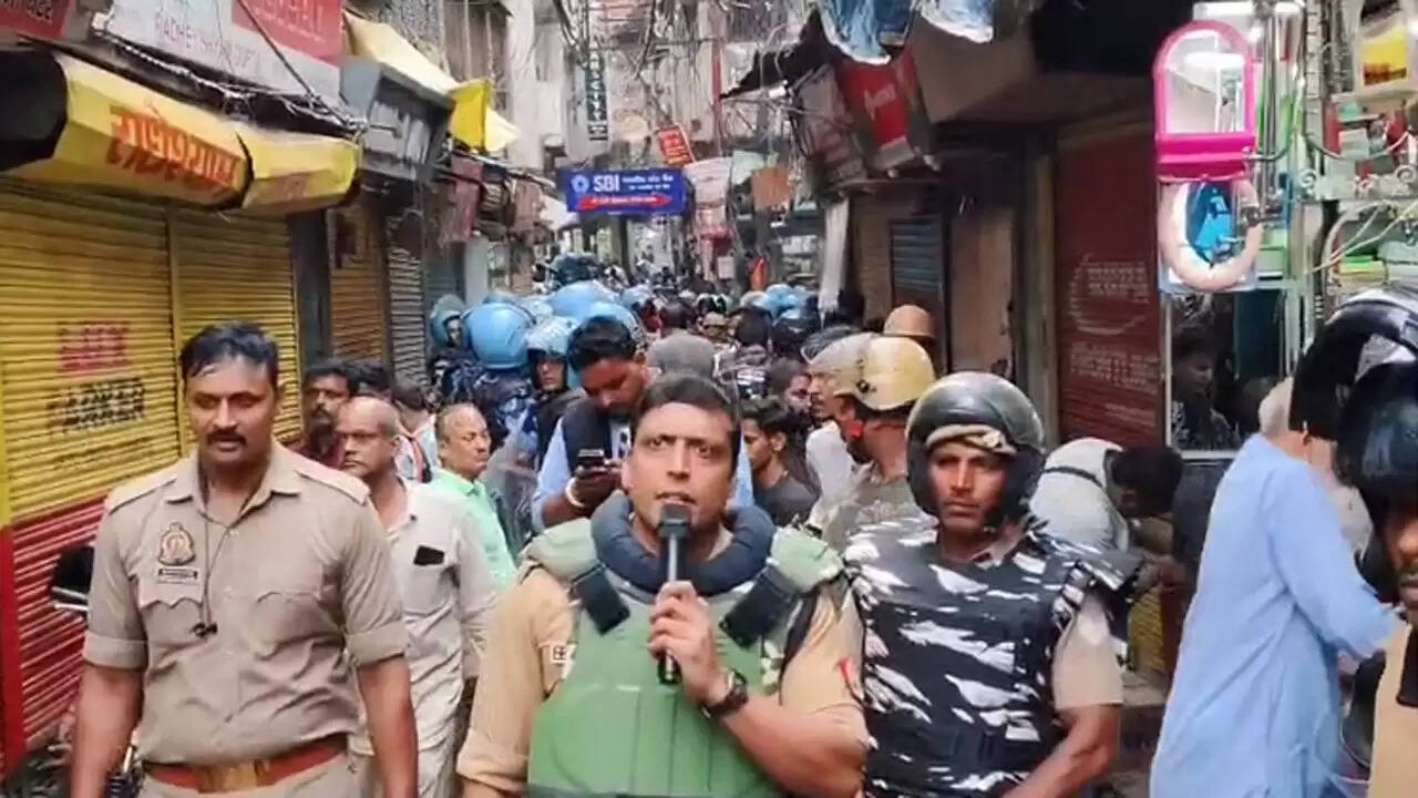 varanasi-daalmandi-chaudikaran-action-bulldozer-demolition