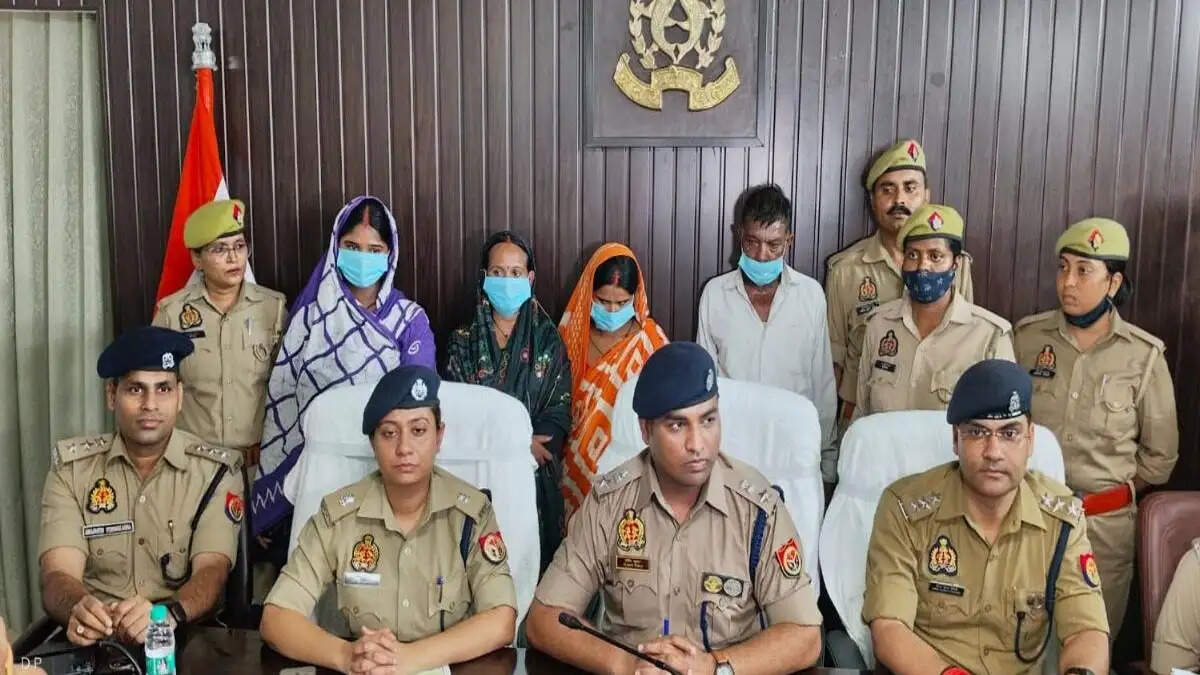 वाराणसी: ऑटो में सफर करने वाली महिलाओं को निशाना बनाने वाला लेडीज गैंग गिरफ्तार, 3 शातिर महिलाओं समेत 4 दबोचे