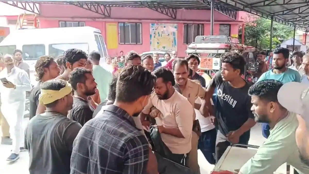 वाराणसी: पिशाचमोचन कुंड में डूबने से युवक की मौत, शव ले जाने को लेकर परिजनों और पुलिस में खींचतान