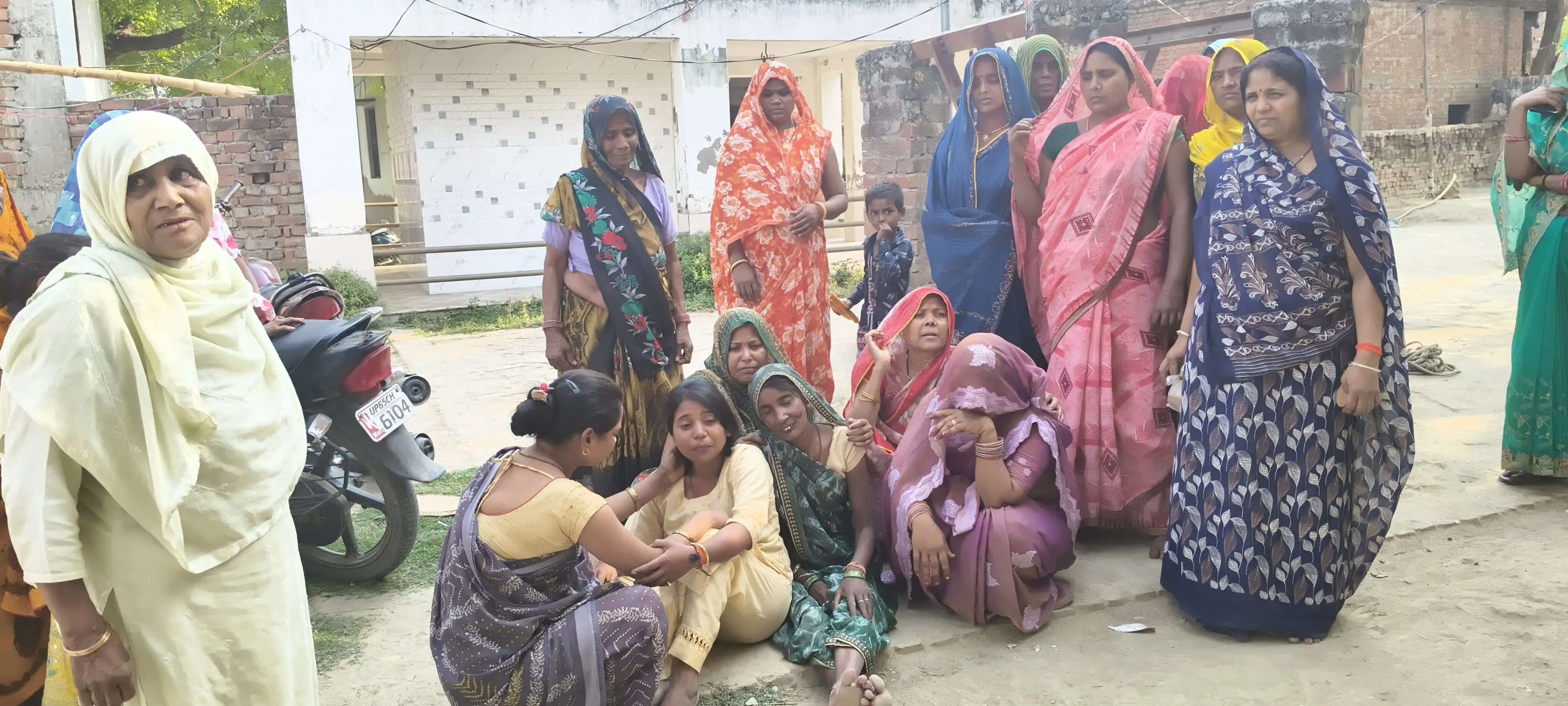 रोते बिलखते परिजन