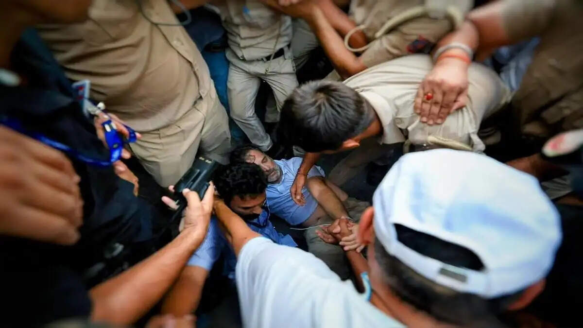 दिल्ली: PM आवास के बाहर प्रदर्शन कर रहे राहुल गांधी और अखिलेश यादव हिरासत में