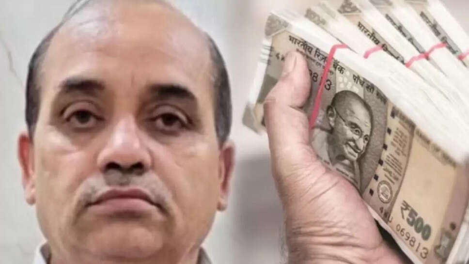 घूस लेते गिरफ्तार 