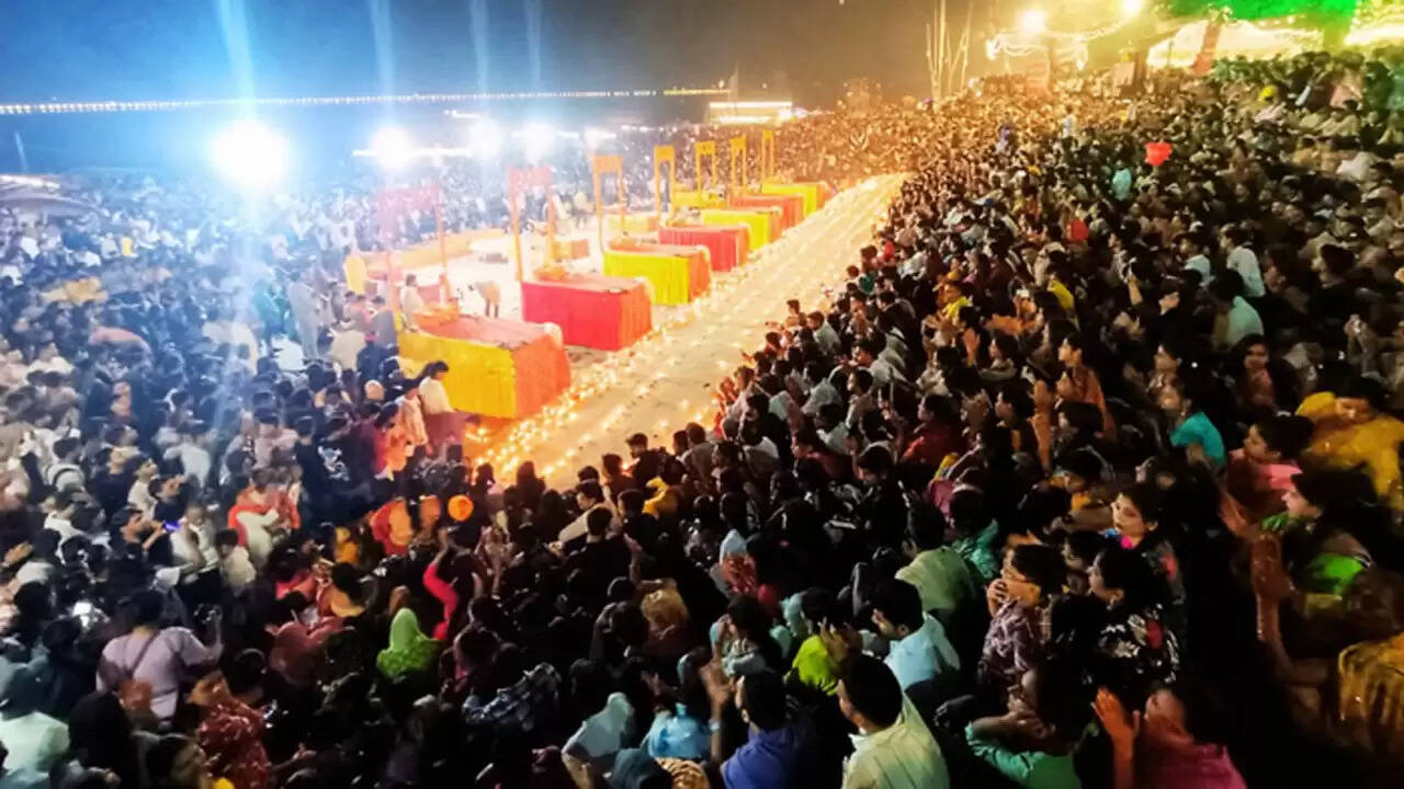 dev-deepawali-2025-varanasi-lights-up-with-15-lakh-diyas