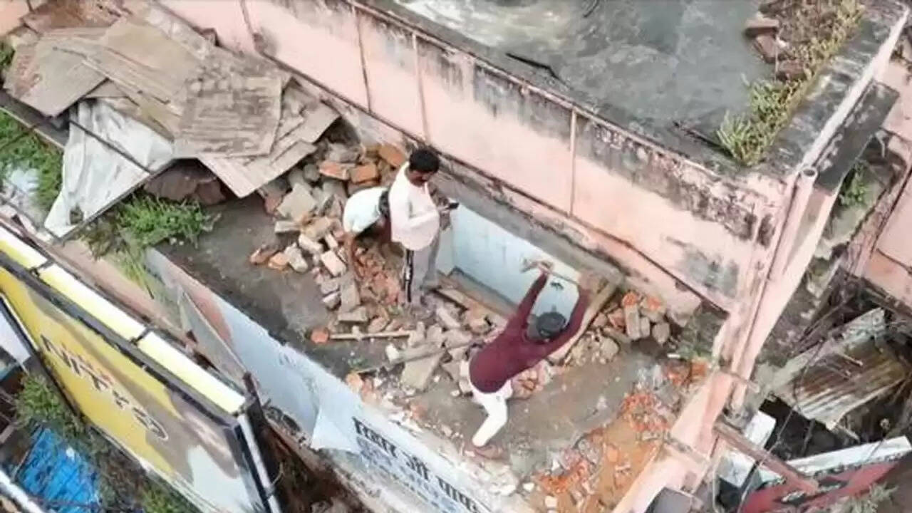 varanasi-daalmandi-chaudikaran-action-bulldozer-demolition
