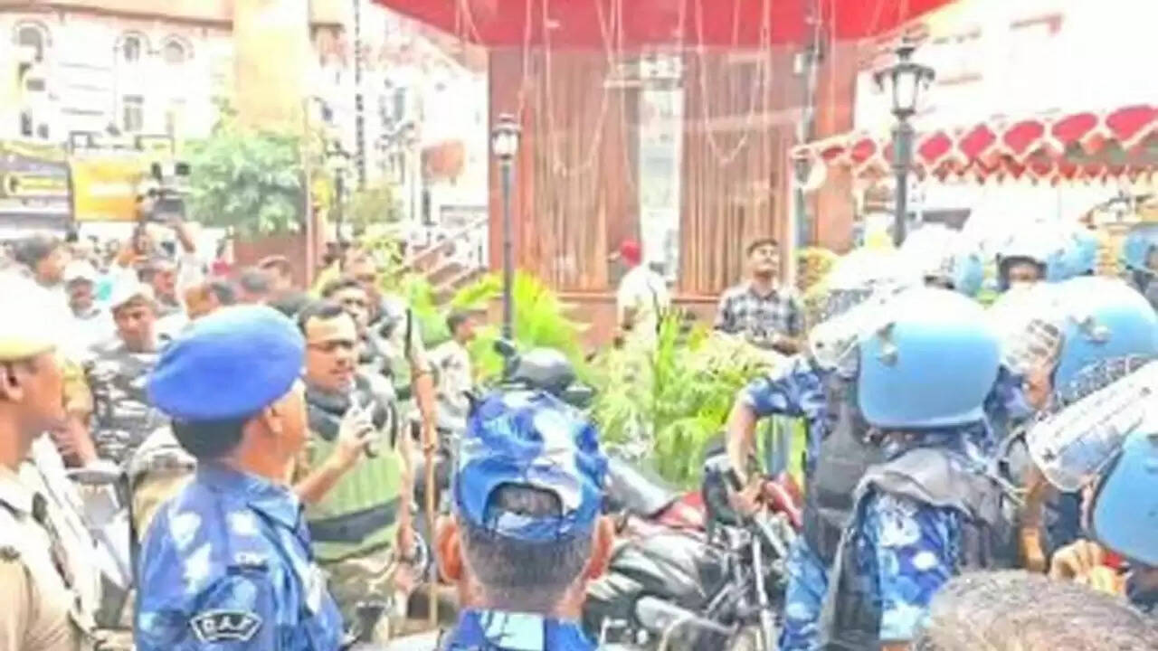 varanasi-daalmandi-chaudikaran-action-bulldozer-demolition