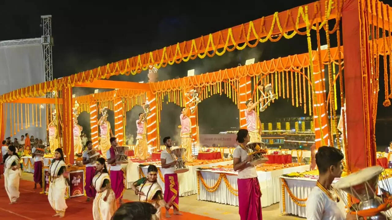 dev-deepawali-2025-varanasi-lights-up-with-15-lakh-diyas