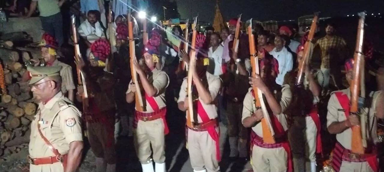पंडित छन्नूलाल मिश्र को गार्ड ऑफ ऑनर 