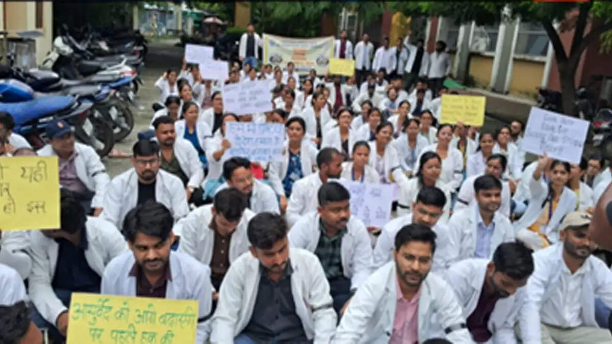 वाराणसी: आयुष इंटर्न डॉक्टरों का मानदेय वृद्धि को लेकर विरोध प्रदर्शन, 7 सितंबर को पदयात्रा की दी चेतावनी