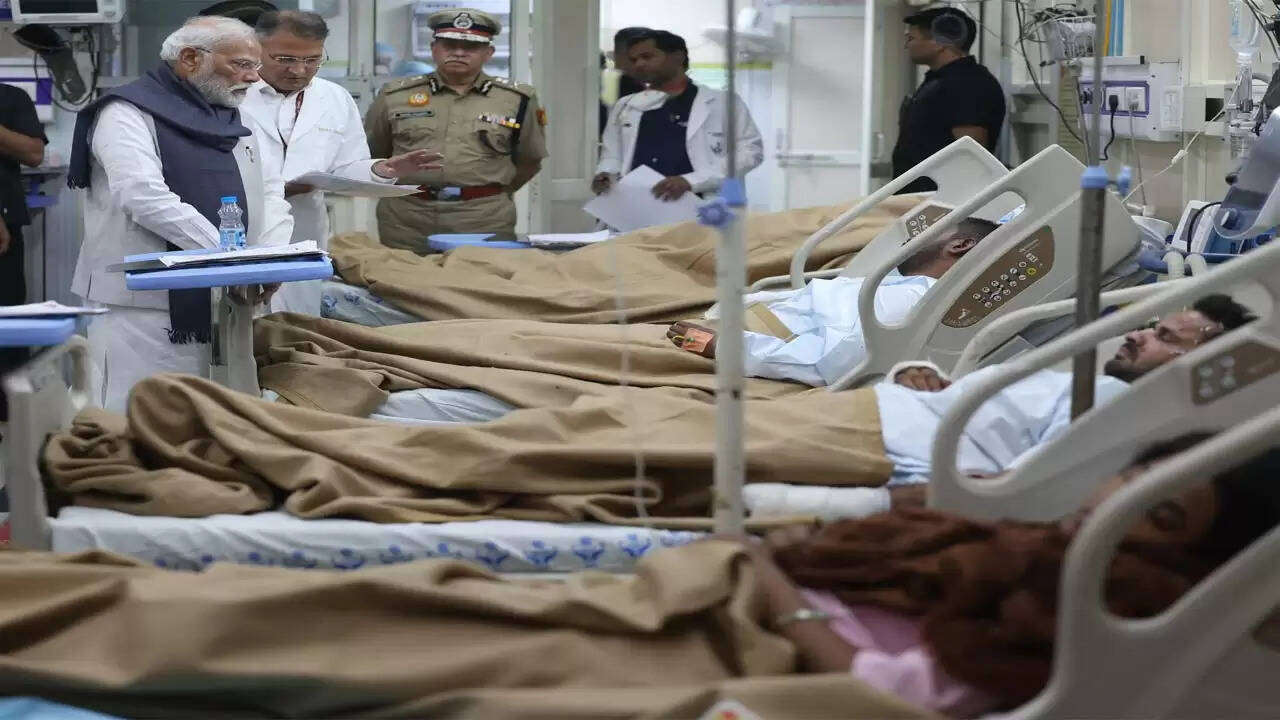 pm-modi-visits-lnjp-hospital-meets-delhi-blast-victims