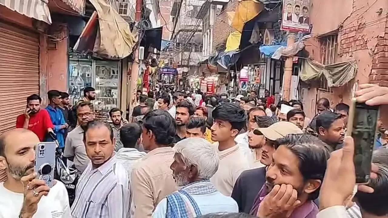varanasi-daalmandi-chaudikaran-action-bulldozer-demolition