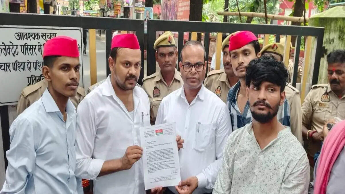 वाराणसी: जर्जर कांशीराम आवास योजना की बदहाली पर फूटा गुस्सा, प्रतिनिधिमंडल ने डीएम कार्यालय में सौंपा ज्ञापन