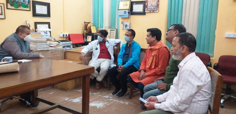 बीएचयू पहुंचे बीजेपी नेता कपिल मिश्रा, चिकित्सकों से की मुलाकात
