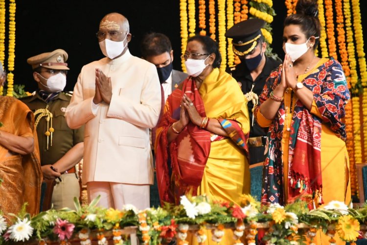 #Photos : सपरिवार गंगा आरती देख राष्ट्रपति भाव-विभोर,   CM ने भेंट किया स्मृति चिन्ह...
