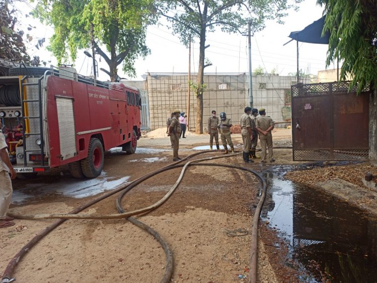 गोदाम में लगी आग पर घण्टों मशक्कत से फायर ब्रिगेड ने पाया काबू, Chief Fire Officer अनिमेष सिंह हुए चोटिल...
