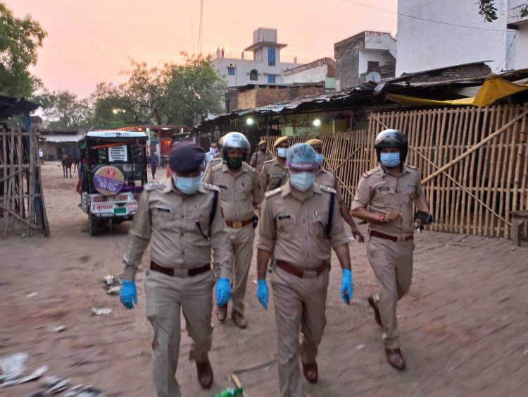 लगातार फुट पेट्रोलिंग कर रही Varanasi Police, DCP Varuna पहुंचे सिगरा तो ADCP काशी पहुंचे कोतवाली मंडियों और भीड़भाड़ वाले स्थानों को लेकर दिया यह निर्देश...