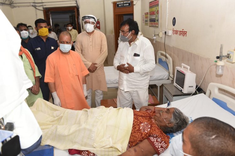 CM Yogi ने DRDO अस्पताल का किया निरीक्षण, BHU के Black Fungus की इलाज करा रहे मरीज के तीमारदार से ली व्यवस्थाओं की जानकारी...