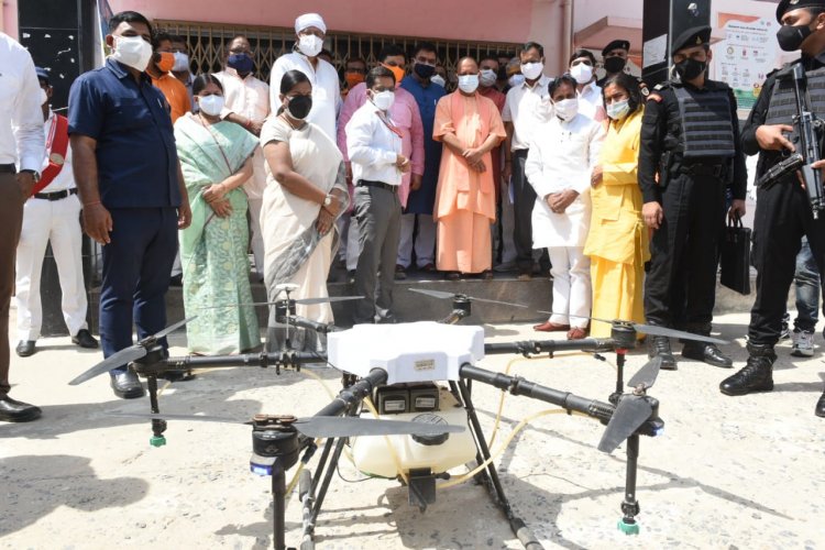 CM Yogi ने कोरोना टीकाकरण का किया निरीक्षण, ड्रोन द्वारा गंगा नदी में निगरानी व्यवस्था का किया शुभारंभ...