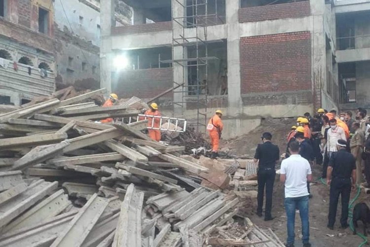#BigNews: काशी विश्वनाथ धाम में बड़ा हादसा, जर्जर मकान गिरने से दो मजदूरों की मौत, आधा दर्जन घायल...