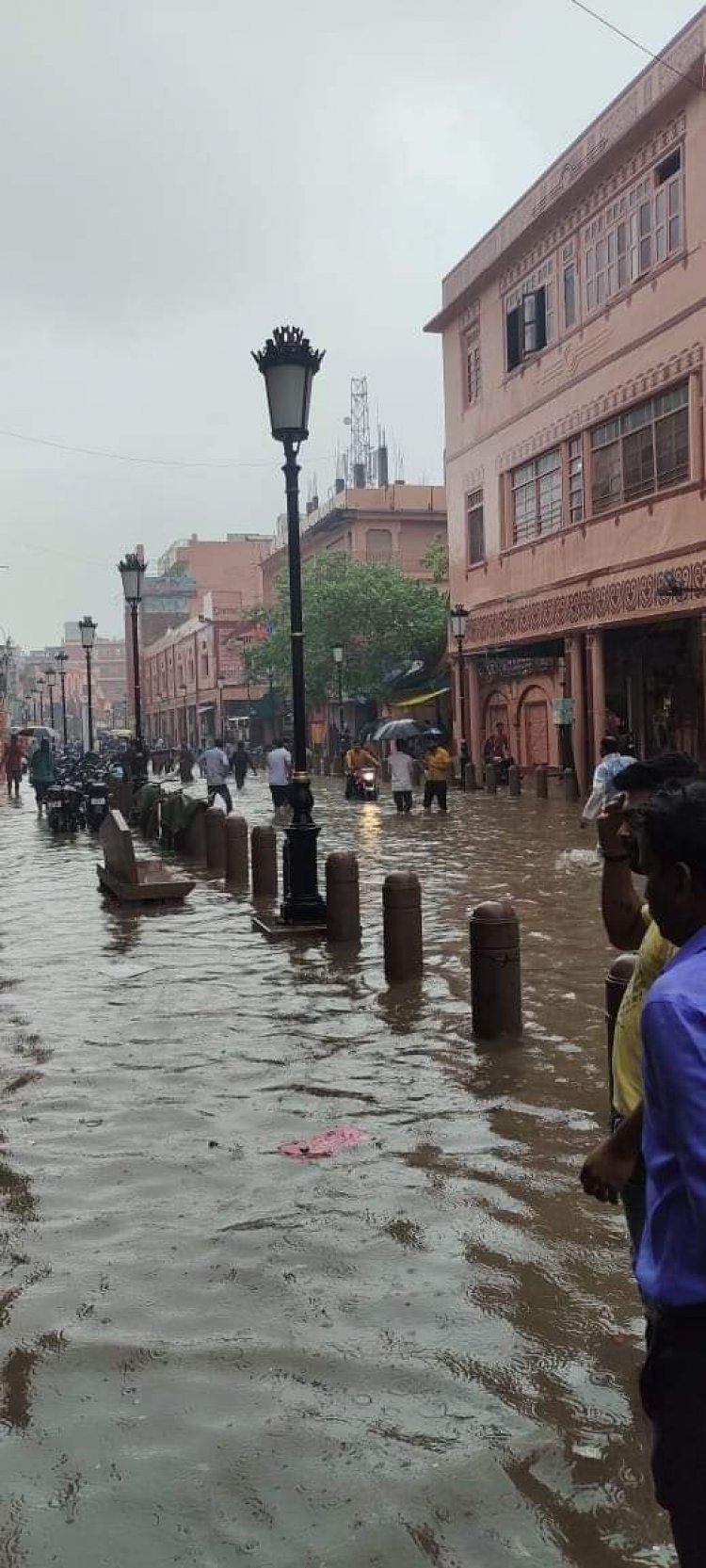 #Photos: झमाझम बारिश से जलमग्न हुआ शहर, थम गया जनजीवन, सीवर करने लगा ओवरफ्लो...