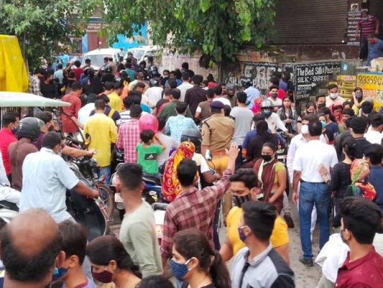 बेखौफ बनारसी: वीकएंड लॉकडाउन में मस्ती करने घाट पहुंच रही जनता, जाम में पुलिस अफसरों की फंस गई गाड़ी..