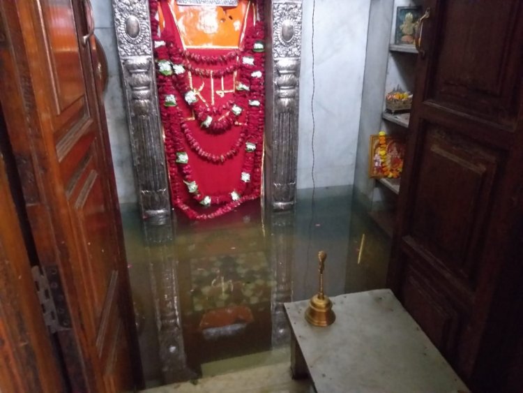 प्राचीन बनकटी हनुमान मंदिर में घुसा सीवर का पानी, भक्तों में आक्रोश...