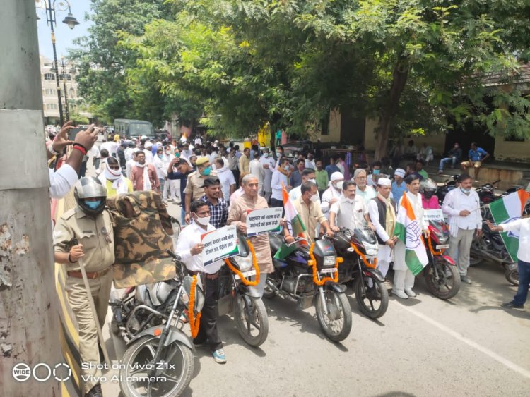विरोध प्रदर्शन: महंगाई के खिलाफ जुलूस लेकर PM संसदीय कार्यालय को निकले कांग्रेस नेता, पुलिस ने रोका तो दिया धरना... 
