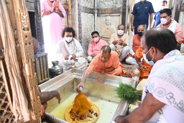 CM ने किया बाबा विश्वनाथ का दर्शन-पूजन, दिवंगत अन्नपूर्णा मंदिर के महंत को दी श्रद्धांजलि...