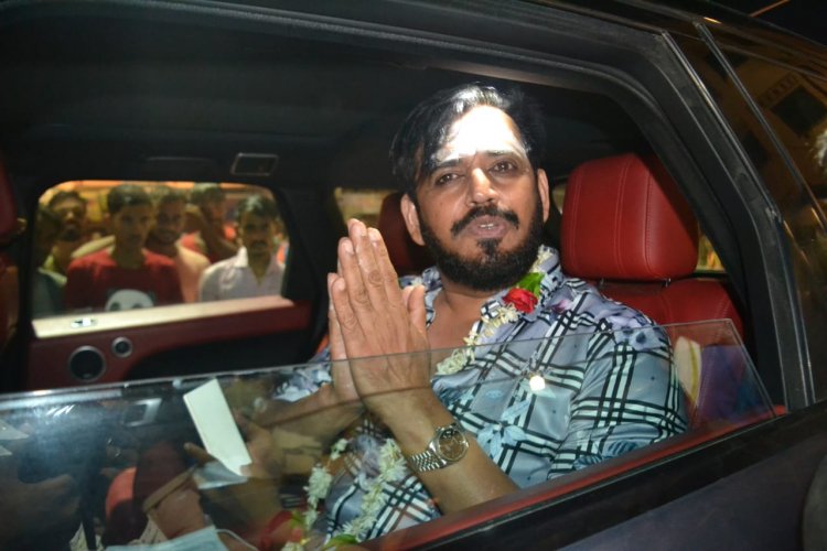 फिल्म अभिनेता और भाजपा सांसद रविकिशन भी पहुंचे बाबा दरबार, की ई-रिक्शा की सवारी, जाने क्या लिखा ट्वीटर पर...