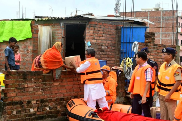 PHOTO Flood Update: गंगा-वरुणा का भयंकर रुप, राज्यमंत्री नीलकंठ संग CP ए. सतीश गणेश और जिलाधिकारी निकलें जायजा पर, पीड़ितों में वितरित की राहत सामग्री