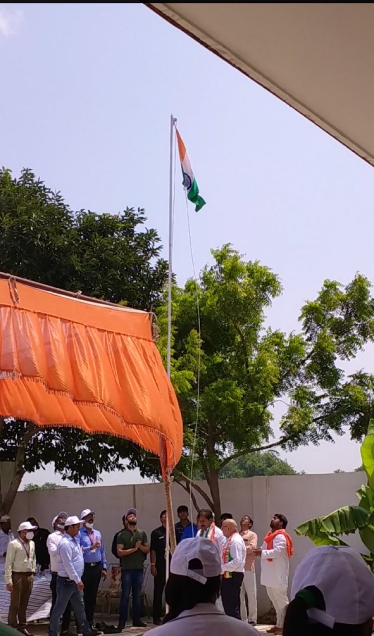 मंत्री अनिल राजभर ने किया ध्वजारोहण, कहा ईमानदारी से किए गए कार्य ही सही मायने में राष्ट्रभक्ति है