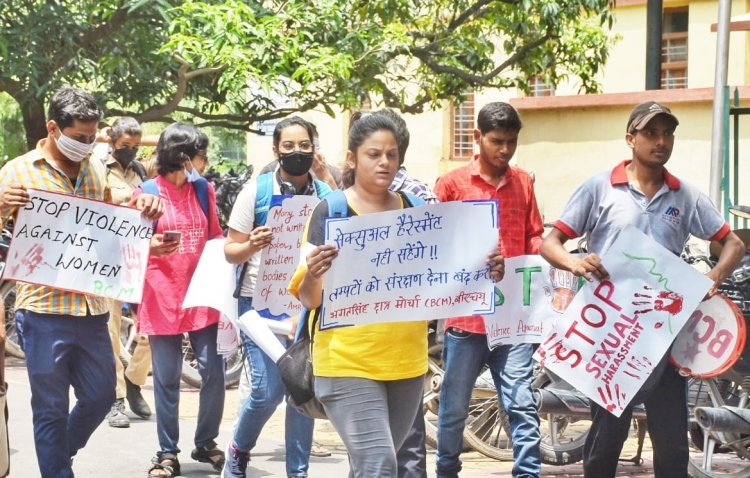 BHU: छेड़खानी के विरोध में उतरी छात्राएं, सेंट्रल ऑफिस पर किया प्रदर्शन, बोली-  महिलाओं की सुरक्षा व्यवस्था दुरुस्त कराए विश्वविद्यालय