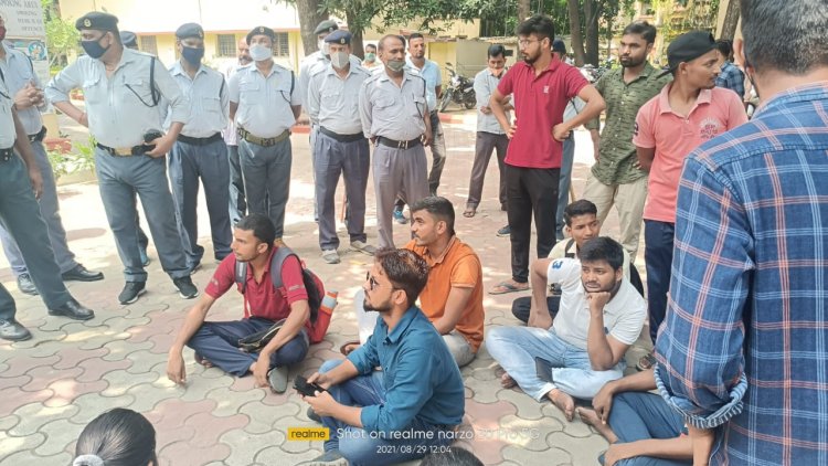 BHU: कैंपस में नहीं थम रही मारपीट की घटनाएं, छात्र को अराजतत्वों ने पीटा, भगत सिंह छात्र मोर्चा ने दिया धरना