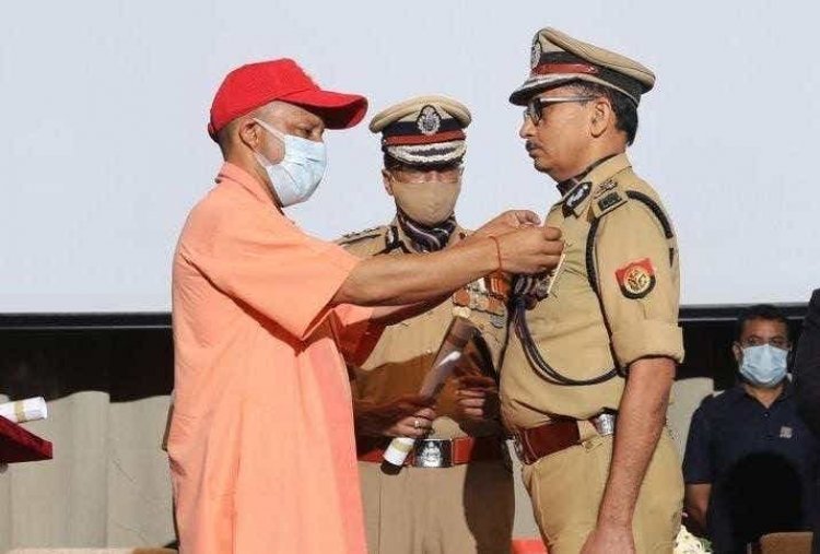 ADG जोन वाराणसी को CM ने दिया मुख्यमंत्री उत्कृष्ट सेवा पुलिस पदक सम्मान, इस IPS ने मुख्तार के साम्राज्य को कराया ध्वस्त