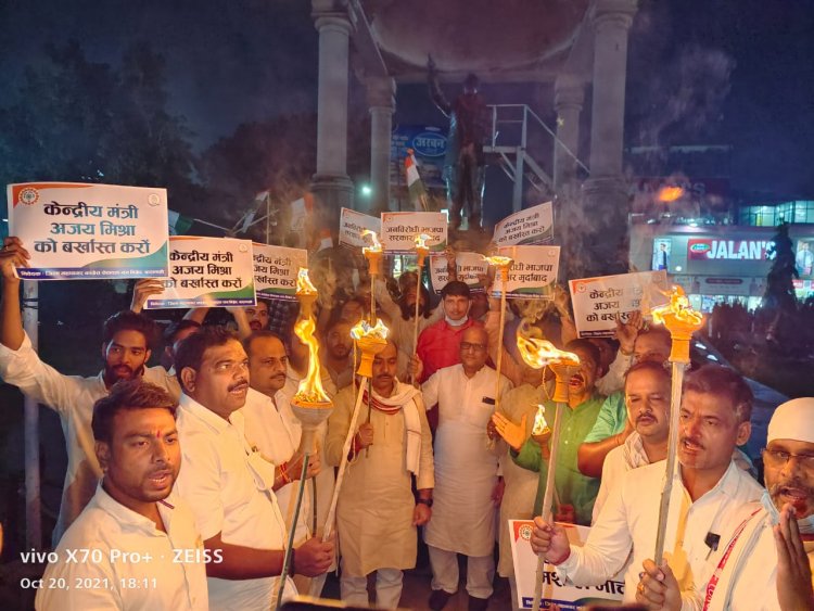 प्रियंका गांधी को रोके जाने से आक्रोशित कांग्रेस कार्यकर्ताओं ने निकाला मशाल जुलूस, प्रदर्शन के दौरान पुलिस से हुई नोकझोक... 