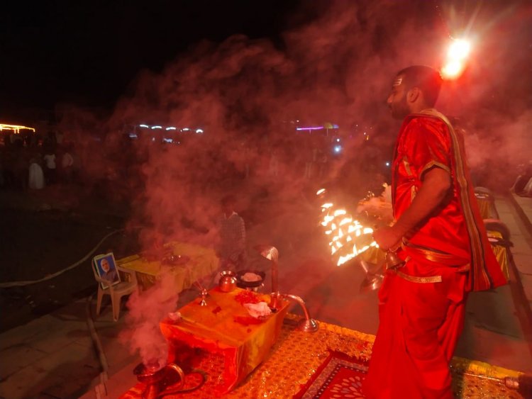 #Photos: PM के आगमन की पूर्व संध्या पर स्वागत में हुई विशेष गंगा आरती...