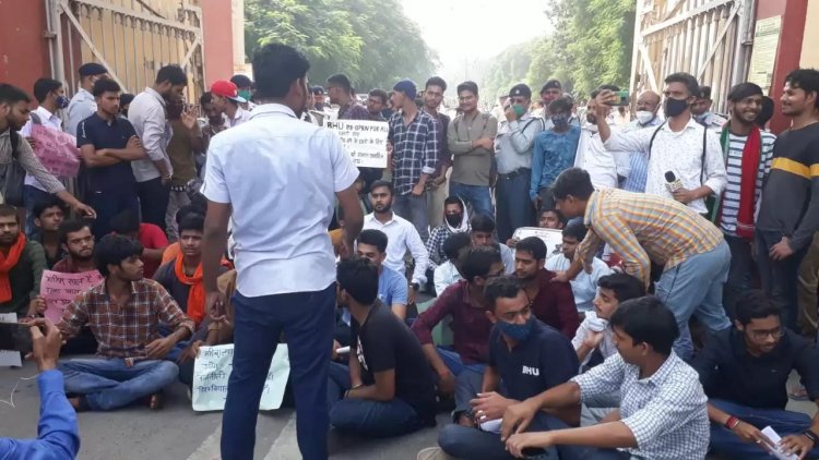 ऑफ लाइन क्लासेज शुरू करने के लिए BHU छात्रों ने दिया धरना, पेड सीट की पूरी फीस वापस करने की मांग