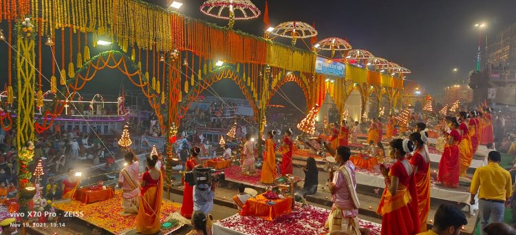 15 तस्वीरों में काशी की देव दीपावली: गंगा के दोनों घाटों पर टिमटिमाएं दीये, लोगों के लिए अद्भुत थी आतिशबाजी...