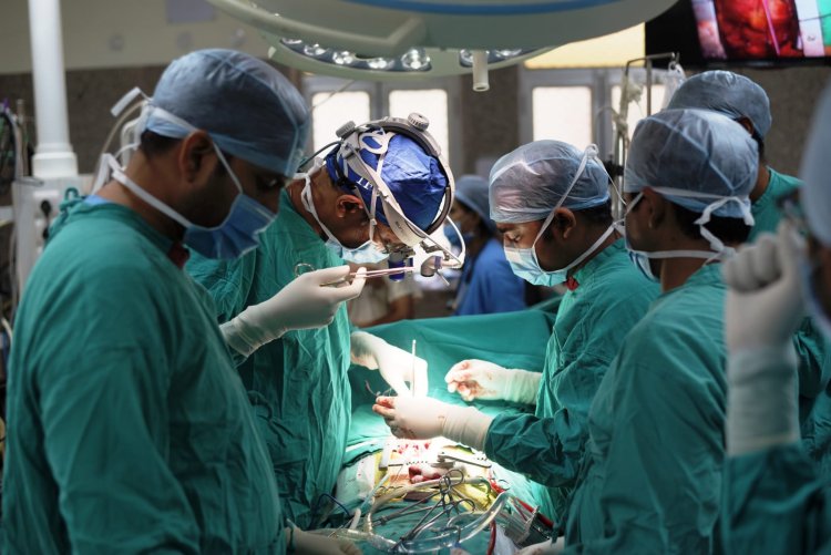 पटाखा फोड़ते हुए फेफड़े में फंसा नुकीला धातु: 3 घंटे की खतरनाक सर्जरी के बाद बची जान, 6 तस्वीरों में देखें मरीज की सर्जरी